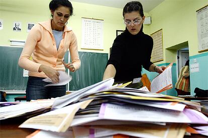 Dos mujeres proceden al recuento de una mesa electoral en Sarajevo.