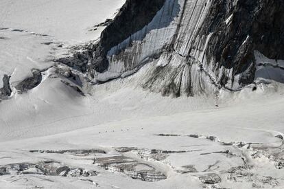Un grupo de escaladores camina junto a las amplias grietas en el 'Glacier du Geant', cerca del valle Chamonix, en los Alpes franceses.