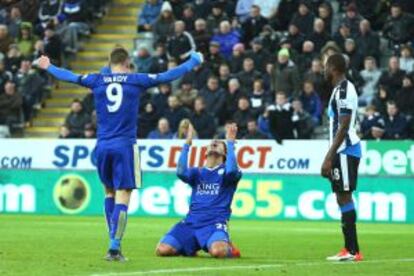 Vardy y Ulloa celebran un gol del Leicester.