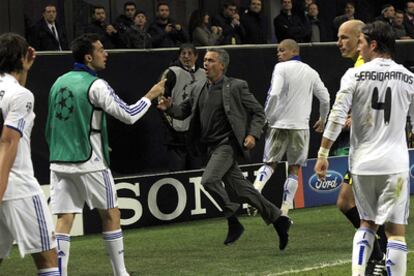 José Mourinho corre por la banda para celebrar el gol de Pedro León y apremiar a Albiol para que entrase rápidamente en el campo.