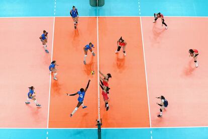 La italiana Paola Ogechi Egonu lanza la pelota durante un partido preliminar entre China e Italia, en el Pabellón de Maracanazinho, en Río de Janeiro.