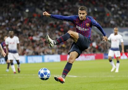 El jugador del Barcelona Coutinho trata de controlar el esférico en una acción del partido.