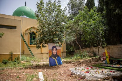 Un retrato de Sara Qashaqash, junto a su tumba y la de tía Mariam, en la localidad de Hanine, en el sur de Líbano.