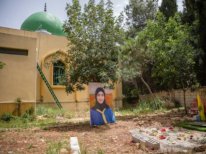 Un retrato de Sara Qashaqash, junto a su tumba y la de tía Mariam, en la localidad de Hanine, en el sur de Líbano.