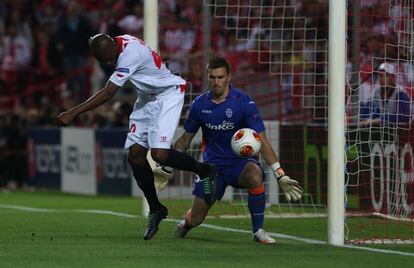 M'Bia anota de tacón el primer gol del partido.