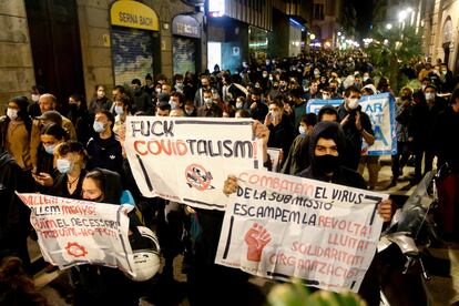 Simpatizantes de la CUP, Endavant y Arran participan en la protesta en contra del toque de queda y "la privación de derechos y libertades en Barcelona.