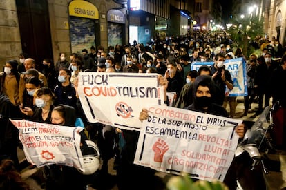 Simpatizantes de la CUP, Endavant y Arran participan en la protesta en contra del toque de queda y "la privación de derechos y libertades en Barcelona.