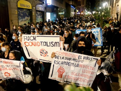 Simpatizantes de la CUP, Endavant y Arran participan en la protesta en contra del toque de queda y "la privación de derechos y libertades en Barcelona.