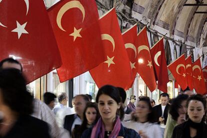 El Gran Bazar de Estambul, decorado ayer con banderas turcas.