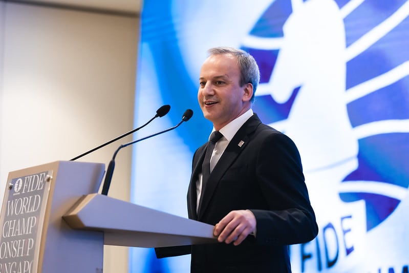 Arkady Dvorkóvich, presidente de la FIDE, el pasado día 13, durante la clausura del Mundial en Singapur