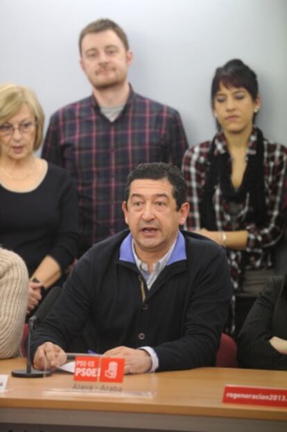 El concejal de Vitoria, Juan Carlos Alonso, representante del sector crítico del PSE alavés durante la rueda de prensa celebrada esta tarde.