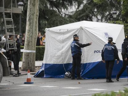 Un motorista ha muerto este viernes en un accidente frente al Museo del Prado. 