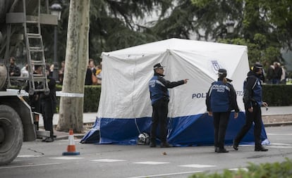 Un motorista ha muerto este viernes en un accidente frente al Museo del Prado.