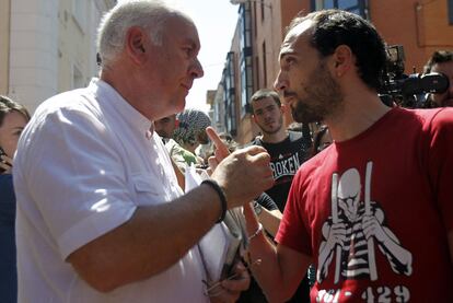 Cayo Lara discute con otro de los asistentes a la concentración para frenar el desahucio.