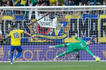 Lunin detiene el penalti a Negredo.