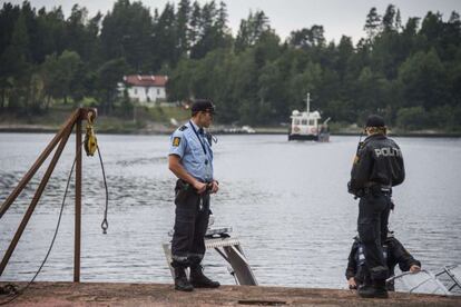 "Debéis morir, debéis morir todos", fueron las palabras de Breivik, quien iba vestido con un traje de policía aquel 22 de julio, y comenzó a disparar a los cientos de jóvenes que participaban en el campamento. Durante el campamento de este año, agentes de policía custodian la llegada en ferry de los activistas del Partido Laborista Noruego.