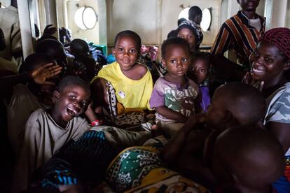 Niños a bordo cruzando el lago Tanganyika hacia Tanzania.