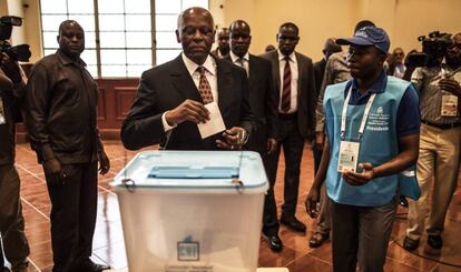 El presidente de Angola, José Eduardo dos Santos, vota en un colegio electoral de Luanda este miércoles. p
