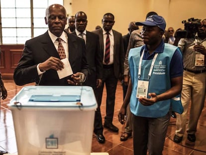 El presidente de Angola, Jos&eacute; Eduardo dos Santos, vota en un colegio electoral de Luanda este mi&eacute;rcoles. p