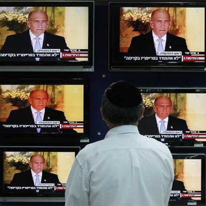 Un hombre atiende la declaración de Olmert en Jerusalén.