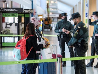 Agentes de la Guardia Civil, en un control de pasajeros en el aeropuerto de Ibiza este sábado.