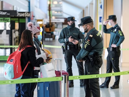 Agentes da Guarda Civil, em um controle de passageiros no aeroporto de Ibiza neste sábado