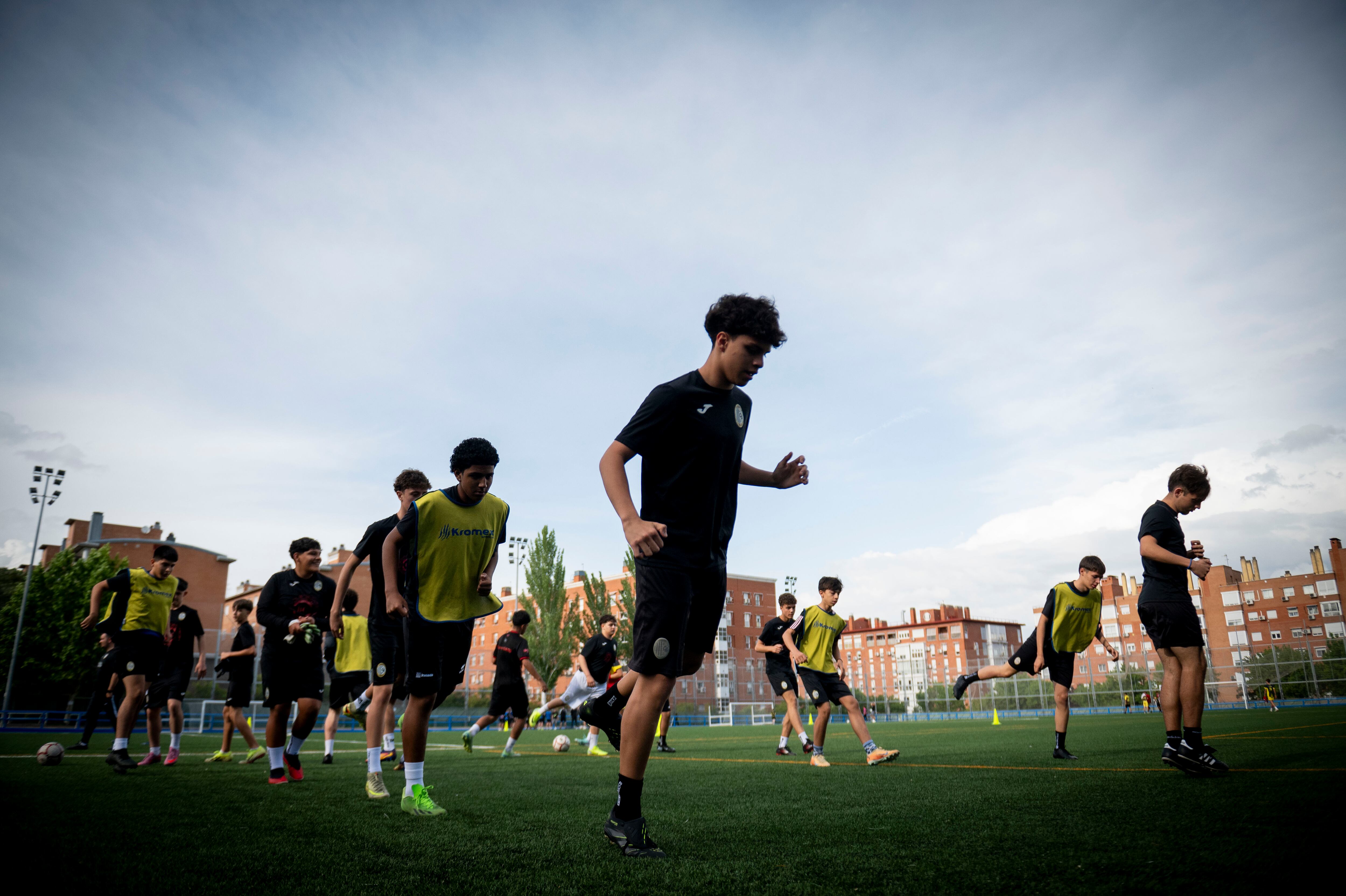 Uno de los equipos del C.D. Ciudad de los Ángeles entrena en el centro deportivo Félix Rubio.