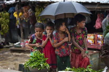 Cuatro niñas se protegen de la lluvia con un paraguas en el campamento para refugiados Rohingya de Unchiprang, en Cox`s Bazar (Bangladesh), el 28 de agosto de 2018. Investigadores de la ONU han determinado que el ejército de Myanmar ha llevado a cabo un genocidio contra los rohingya en el estado de Rakhine y que sus principales figuras militares deben ser investigadas por delitos contra minorías en todo el país.