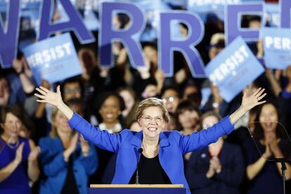 La senadora demócrata Elizabeth Warren celebra los resultados electorales durante su discurso de victoria, el 6 de noviembre de 2018, en Boston.