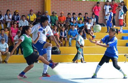 Morales joga ao futebol depois de votar neste domingo.