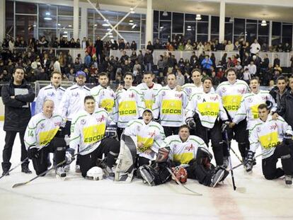 La plantilla del Bipolo posa, ante su afición, en los prolegómenos de un partido de la pasada temporada.