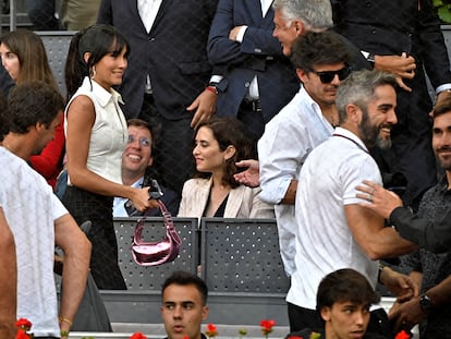 Aitana Ocaña pasa a lado de Miguel Bernardeau mientras él habla con Roberto Leal durante la final del Mutua Madrid Open de tenis. Al fondo el alcalde de Madrid, José Luis Martínez-Almeida y la presidenta madrileña, Isabel Díaz Ayuso.