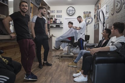 Unos jóvenes reunidos en una peluqueria de Villafranco del Guadiana, Badajoz.