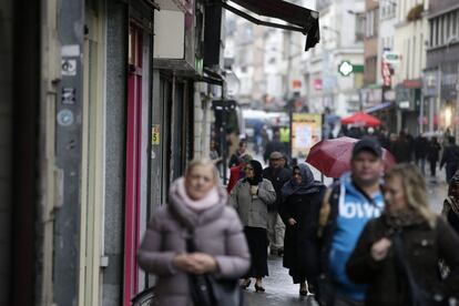 Las pesquisas aún no han aportado todos sus frutos y no se descarta que haya más terroristas muertos entre los escombros del apartamento en el tercer piso del número 8 de la calle del Corbillon. En la imagen, una zona comercial en la calle de la República en Saint-Denis, el 19 de noviembre de 2015.