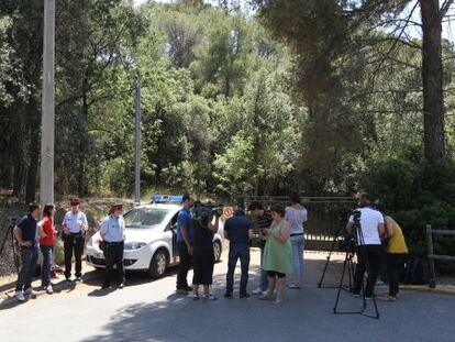 Los Mossos y los medios de comunicaci&oacute;n hacen guardia en la puerta de la casa de Millet en la Almetlla del Vall&egrave;s, Barcelona.  
