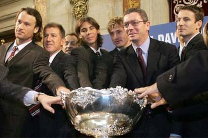 De izquierda a derecha, Moyà, Avendaño y Arrese -dos de los capitanes-, Nadal, Ferrero, Ruiz-Gallardón y Robredo, con la Ensaladera.