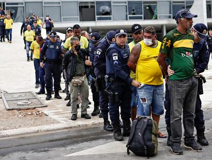 Fuerzas de seguridad detienen a los partidarios del expresidente de Brasil, Jair Bolsonaro, luego de que invadieran el Palacio de Planalto, en Brasilia, el pasado 8 de enero.