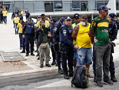 Fuerzas de seguridad detienen a los partidarios del expresidente de Brasil, Jair Bolsonaro, luego de que invadieran el Palacio de Planalto, en Brasilia, el pasado 8 de enero.