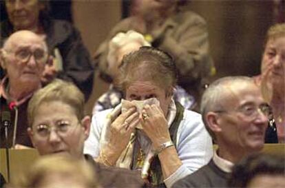 Una mujer llora durante el homenaje a las víctimas del franquismo celebrado en el Congreso.