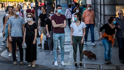 Pedestrians, some wearing masks, on Madrid's Bailen street this weekend.