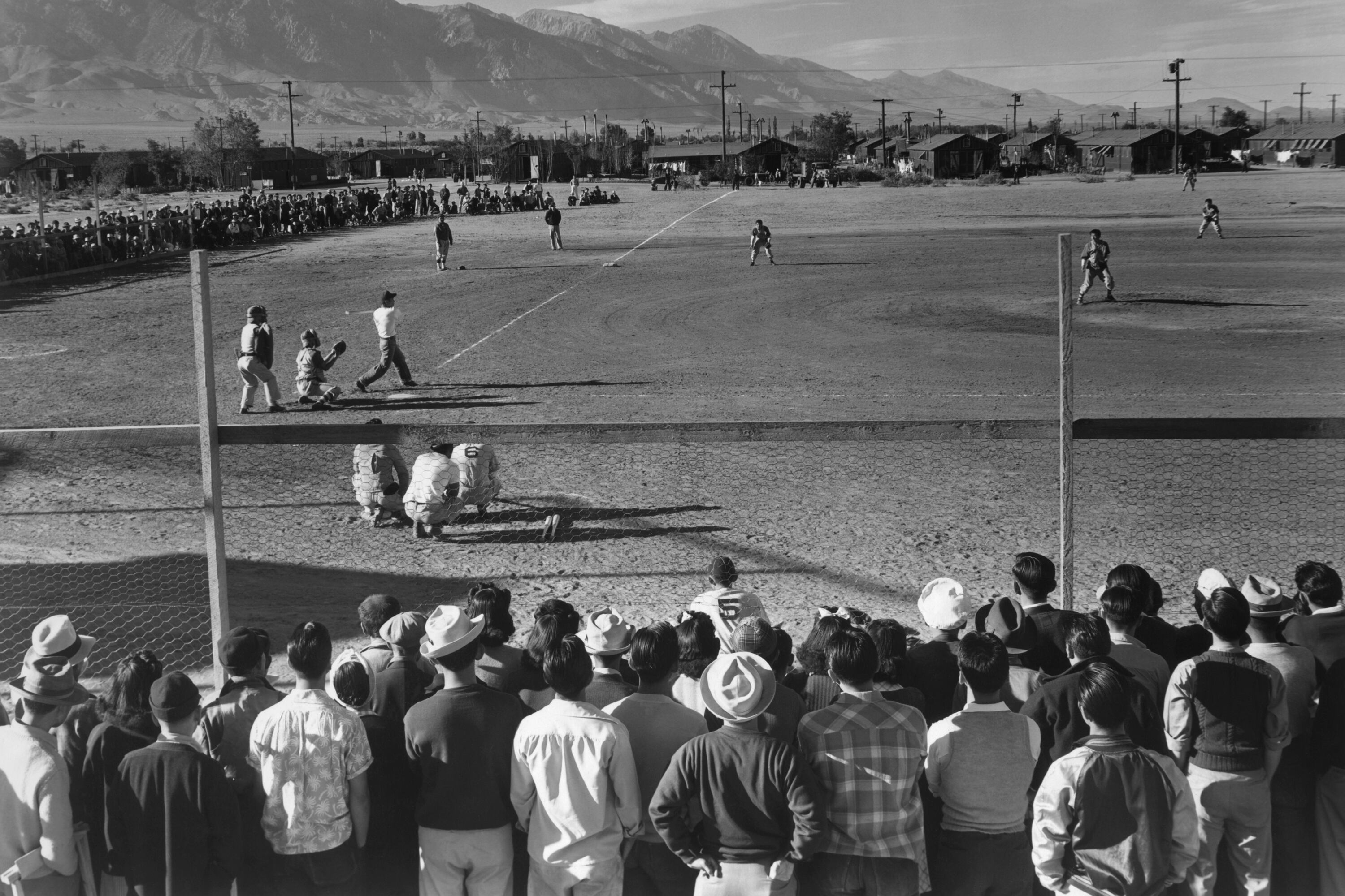 Imagen del fotógrafo estadounidense Ansel Adams (1902 1984) tomada en torno a 1943 en el Manzanar, en el valle de Owens, California, el más famoso de los campos de concentración en los que Estados Unidos confinó a 120.000 ciudadanos de origen japonés entre marzo de 1942 y noviembre de 1945 tras el ataque de Japón Pearl Harbour en diciembre de 1941. 