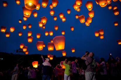 Cientos de linternas vuelan durante el festival Pingxi Sky en Nuevo Taipéi (Taiwán).