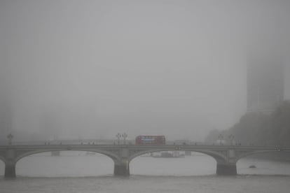 La niebla cubre el puente de Westminster en Londres (Reino Unido).