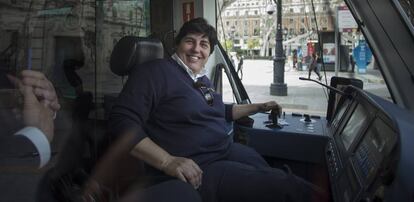 Pepa Gómez, conductora de tranvía en Sevilla.