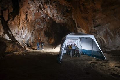 Trabajos científicos durante el encierro de 40 días en la cueva de Lombrives (Francia).