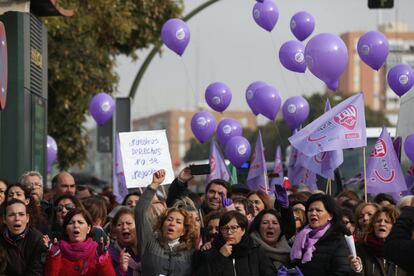 Frente al edificio del Parlamento andaluz, con globos, banderas, pañuelos y pancartas moradas, miles de personas se han concentrado a las puertas de la Cámara para manifestarse contra las propuestas de Vox de derogar leyes y normativas que protegen los derechos de las mujeres.