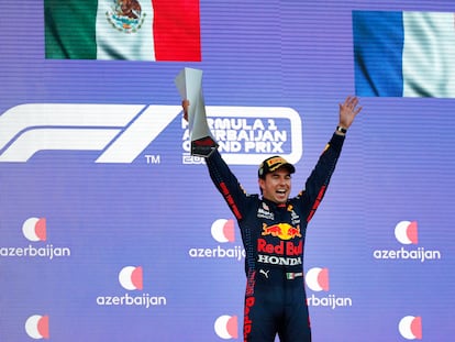 Checo Pérez celebra en el podio su segundo triunfo en la Fórmula 1.