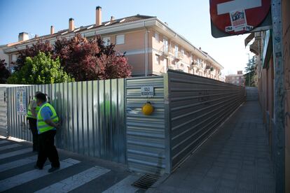 Una calle cortada por las obras para inyectar hormigón en el suelo de San Fernando de Henares.