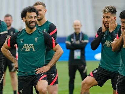 Mohamed Salah sonreía el viernes ante Firmino y Oxlade-Chamberlain en el entrenamiento del Liverpool, en París.