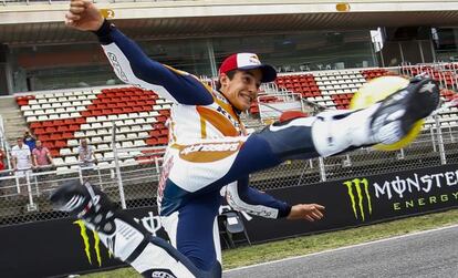 Márquez golpea un balón de forma acrobática.